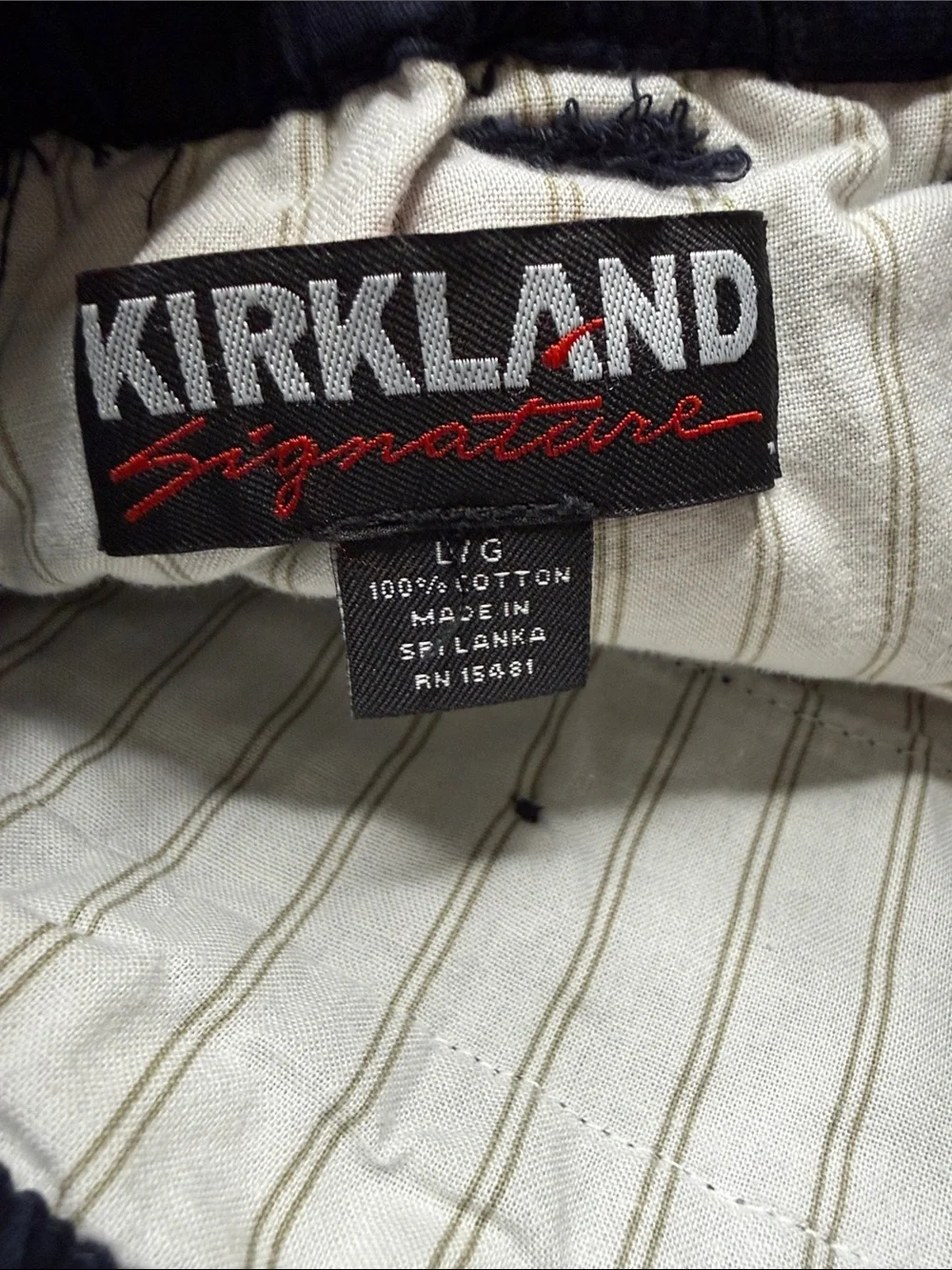 Men’s Kirkland Signature Navy Cargo Shorts. Size: large